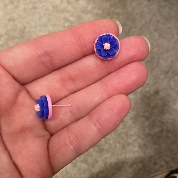 5/$15 💐🆕Blue Flower 12mm Handcrafted Resin Earrings - Picture 2 of 2